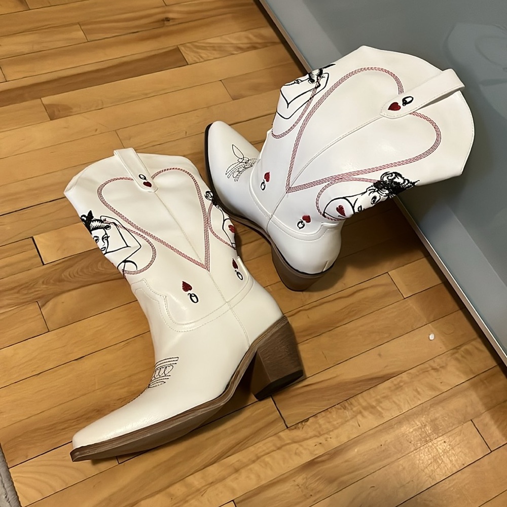 NEW Never worn - Size 6 - white PU embroidered cowboy boots